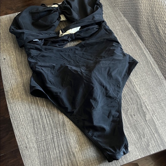 Black open front bikini with Roses - Picture 7 of 11